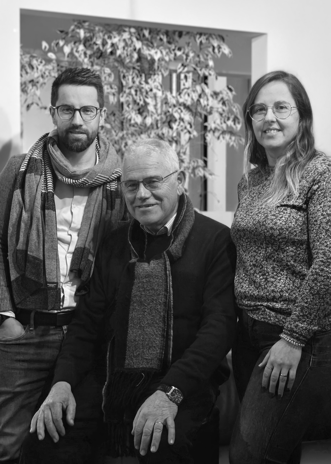 José Oliveira Gonçalves com Edgar Gonçalves e Joana Gonçalves, no atelier.